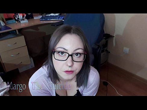 ❤️ Une fille sexy avec des lunettes suce profondément un gode devant la caméra ❤️ Porno at us ❌❤